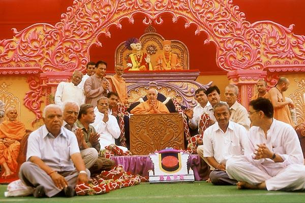  Leading devotees of Bhavnagar garland Swamishri  