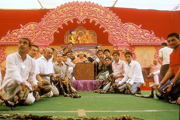  Leading devotees of Bhavnagar garland Swamishri 