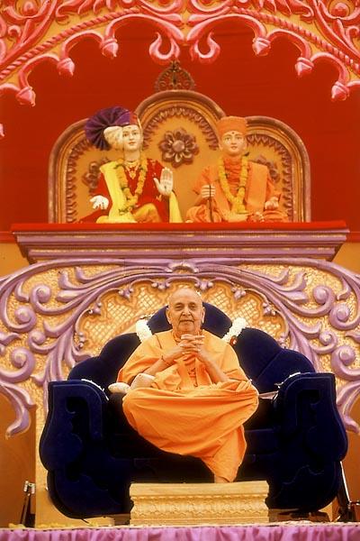  Swamishri blesses the murti-pratishtha assembly  