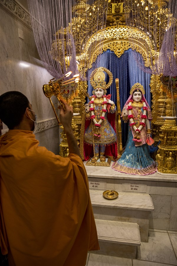 Sadhus performed the arti at each of the shrines in the upper sanctum