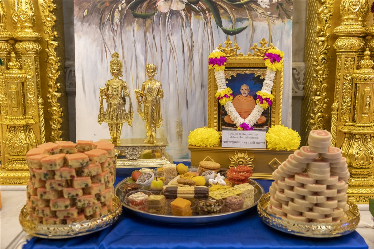 Shri Akshar-Purushottam Maharaj and Pragat Brahmaswarup Mahant Swami Maharaj