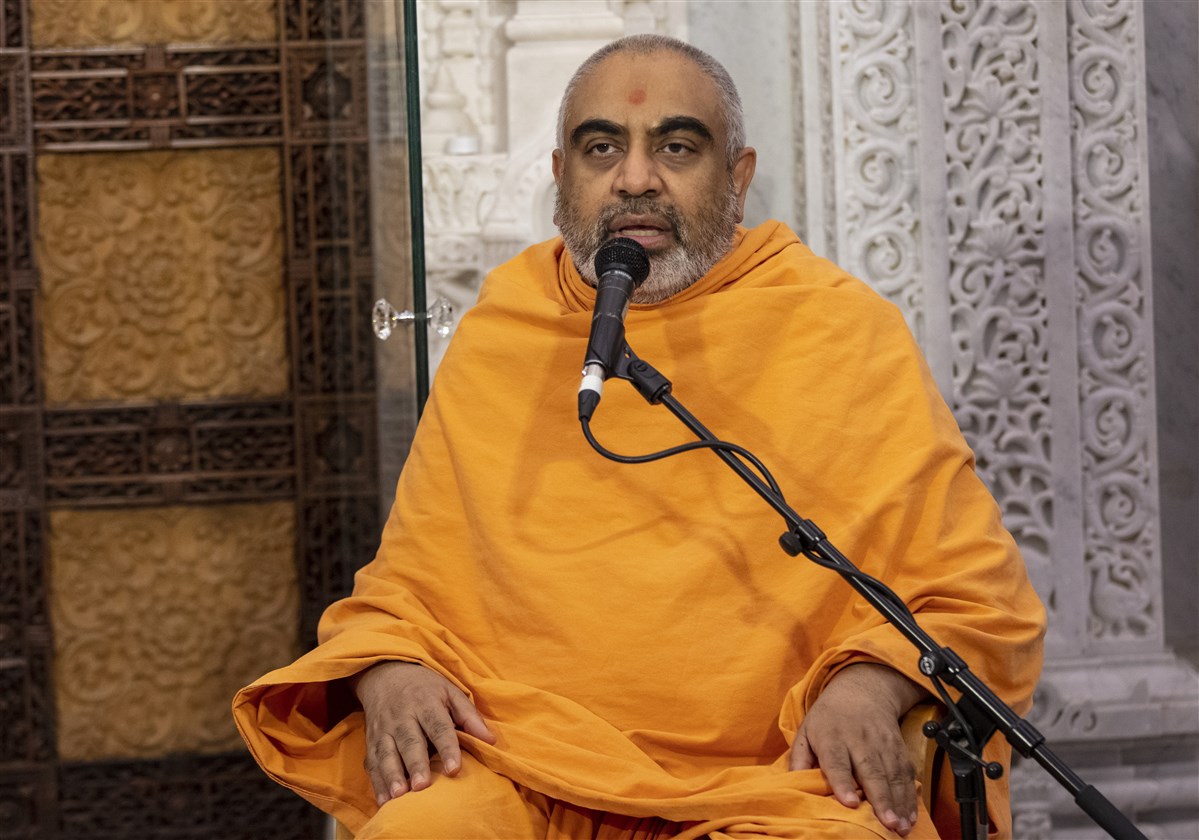 Yogvivekdas Swami addressed the devotees from the upper sanctum in a brief online sabha after the Sandhya Arti