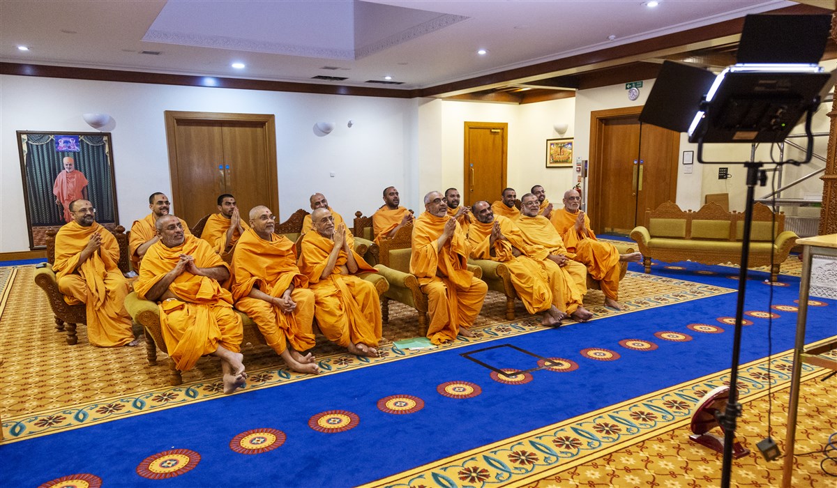 Swamis were able to meet each group of devotees to pray for them and their families on this auspicious day