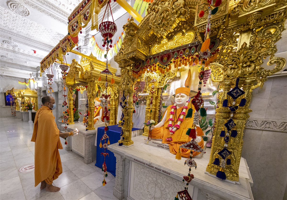 Sadhus performed the arti at each of the shrines in the upper sanctum