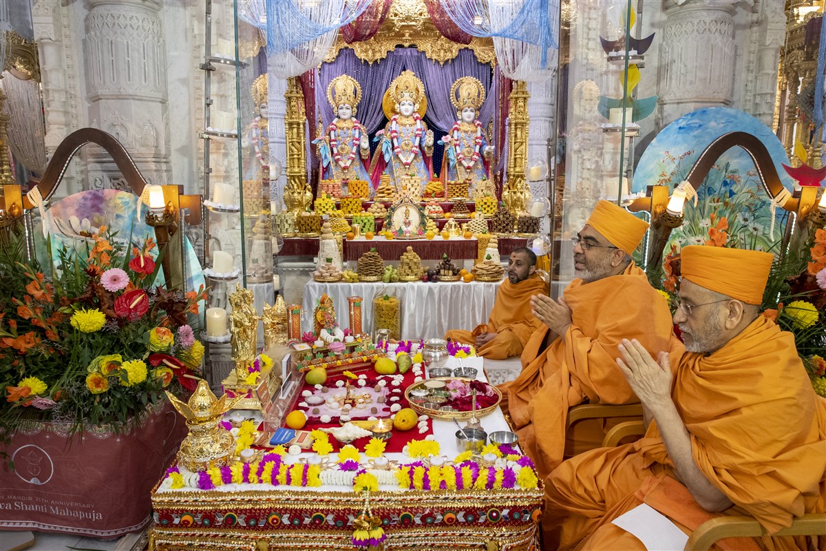 Swamis performed the mahapuja, praying for an auspicious and righteous beginning to the Hindu New Year