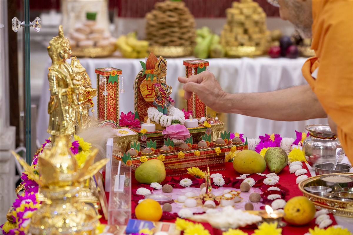Swamis welcomed the divine presence of Bhagwan and the gurus into the mahapuja