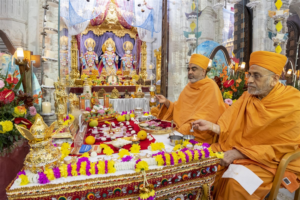 Swamis took the main vow of the mahapuja to establish its purpose and fruits