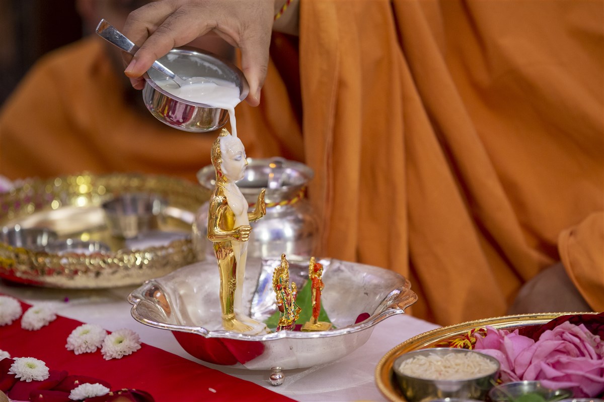 The murti was bathed, in turn, with Panchamrut, the five holy ingredients (milk, yoghurt, ghee, honey and sugar)