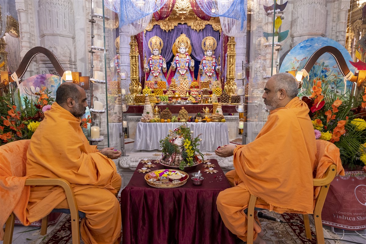 Yogvivekdas Swami and Satyavratdas Swami performed the Govardhan Puja in thanksgiving to Bhagwan for his protection and providence