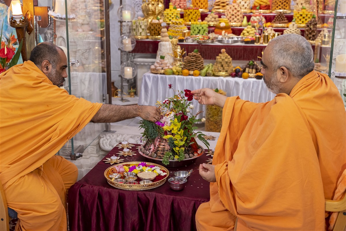 Yogvivekdas Swami and Satyavratdas Swami performed the Govardhan Puja prior to the Rajbhog Arti