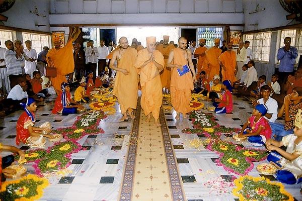 Children welcome Swamishri in the mandir