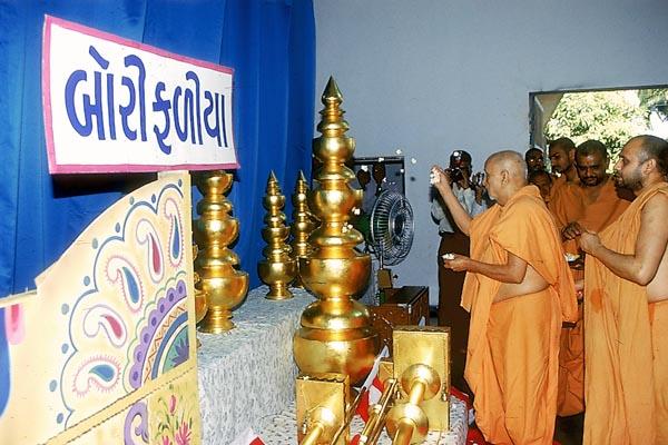   Swamishri performs murti-pratishtha rituals and kalash pujan for hari mandir of Borifaliya - Onjal