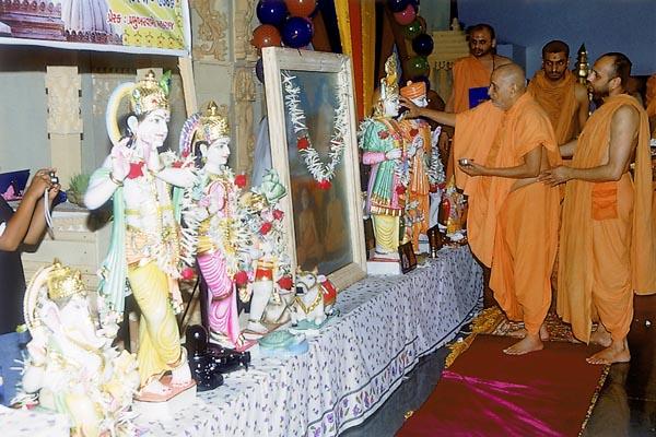  Swamishri performs the murti-pratishtha rituals for BAPS hari mandirs of Min Kachchh and Gandev    