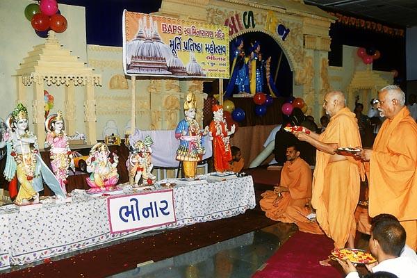  Swamishri performs the murti-pratishtha rituals for BAPS hari mandirs of Bhinar and Mahudi   
