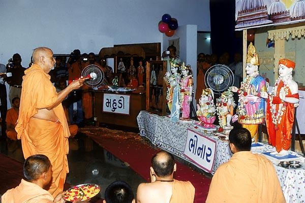  Swamishri performs the murti-pratishtha rituals for BAPS hari mandirs of Bhinar and Mahudi   