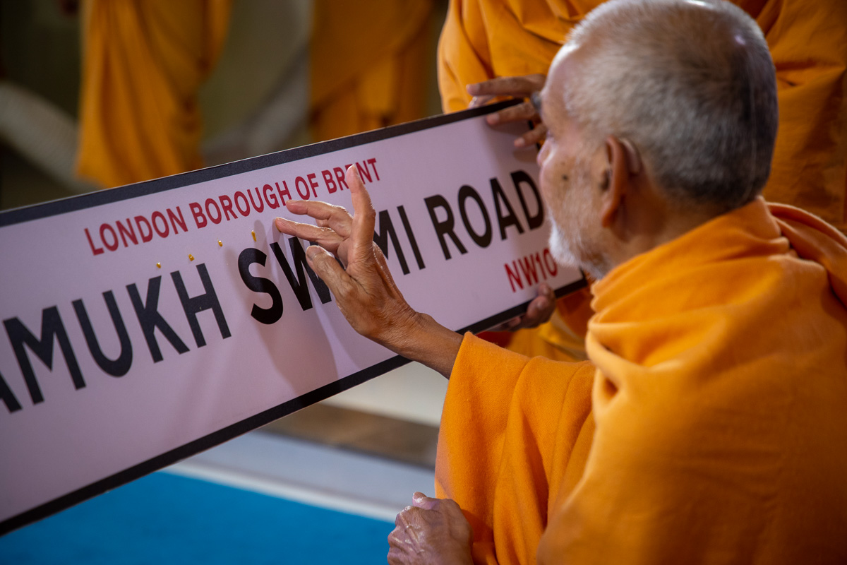 Swamishri performs pujan of 'Pramukh Swami Road' signboard