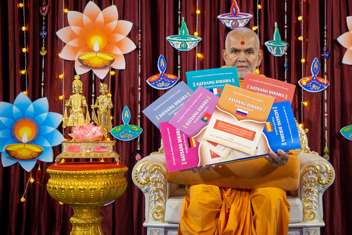 Swamishri inaugurates 'Satsang Diksha' in seven European languages: French, German, Italian, Portuguese, Spanish, Russian, Polish