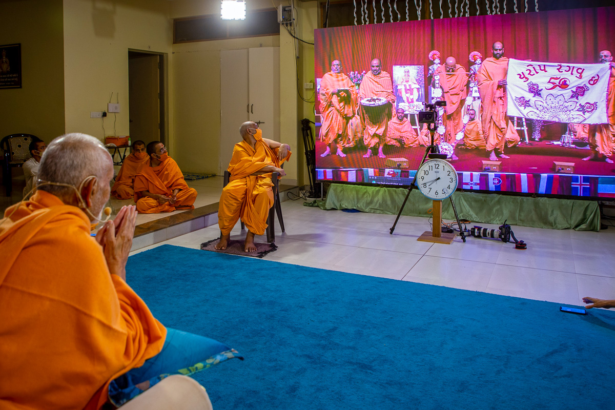 Sadhus honor Swamishri with a garland and shawl via video conference from London Mandir
