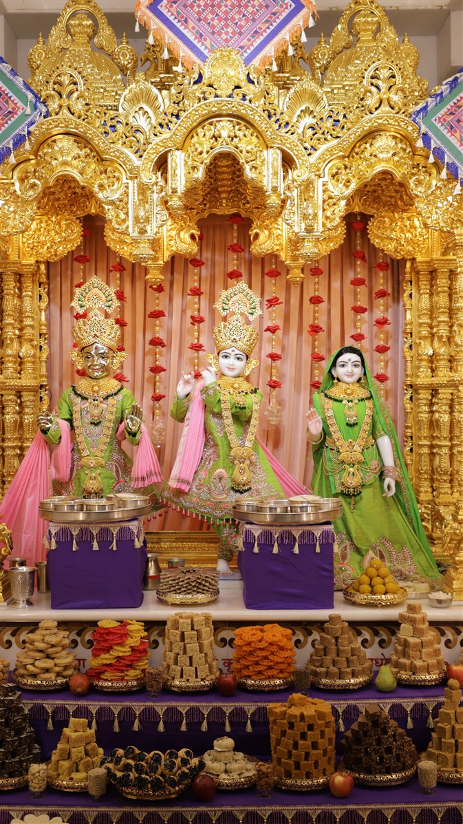 Annakut offered to Shri Harikrishna Maharaj and Shri Radha-Krishna Dev
