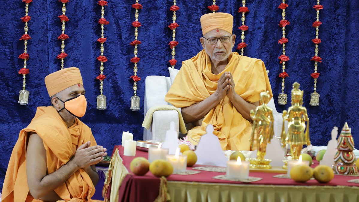 Pujya Kothari Swmai performs the New Year mahapuja