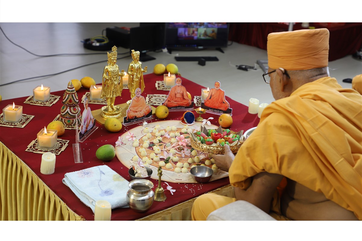 Pujya Kothari Swmai performs the New Year mahapuja