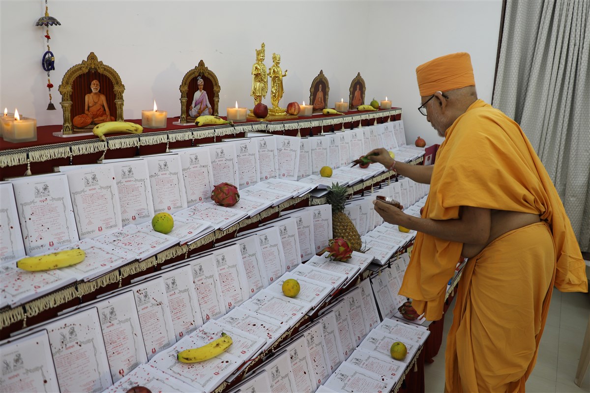 Pujya Kothari Swami scantifies account books