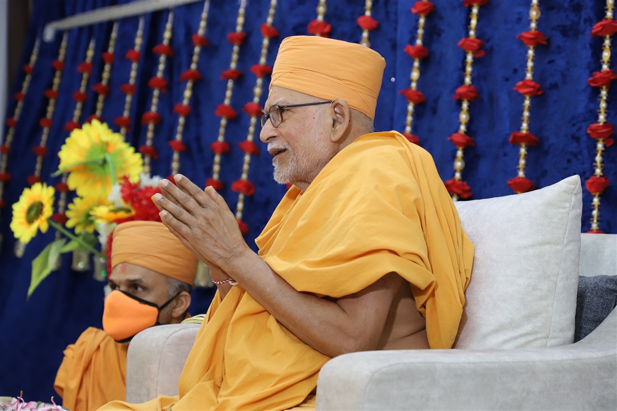 Pujya Kothari Swami in darshan of Param Pujya Mahant Swami Maharaj during Chopda Pujan Mahapuja
