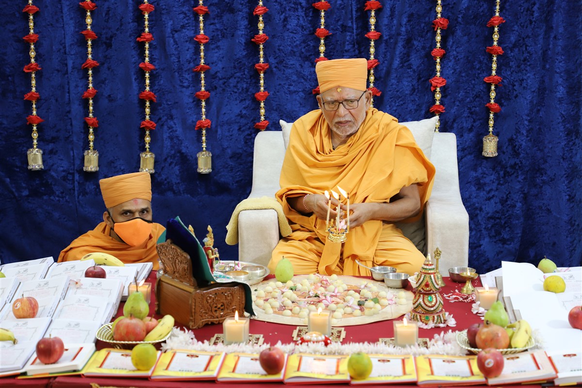 Pujya Kothari Swami performs the arti