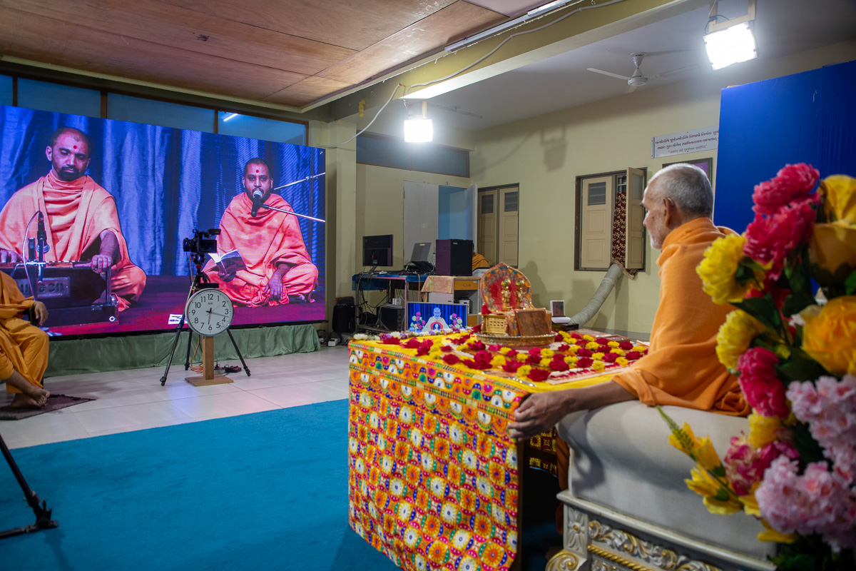 Sadhus sing kirtans via video conference from Surat Mandir