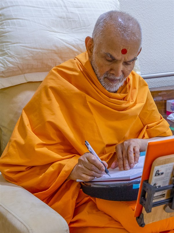 Swamishri writes notes from 'Purushottam Bolya Prite'