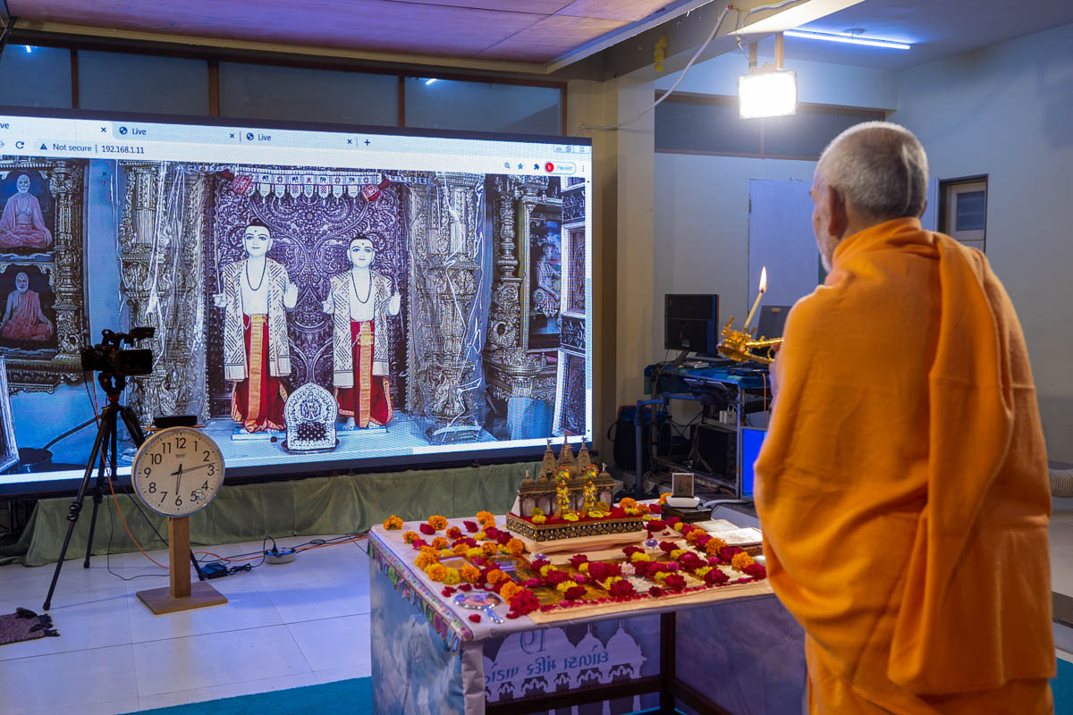 Param Pujya Mahant Swami Maharaj performs the Dholka Mandir 19th patotsav arti