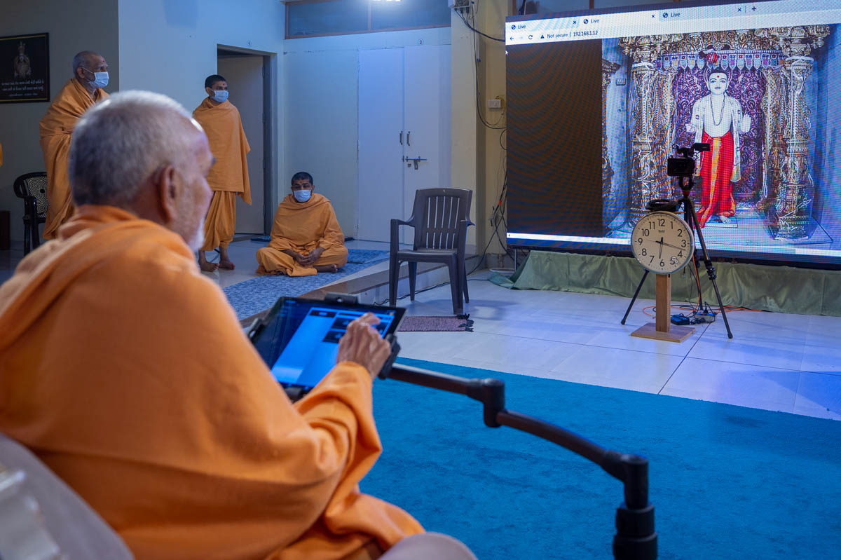 Swamishri triggers a smart switch from Nenpur to perform the patotsav abhishek of the murtis at BAPS Shri Swaminarayan Mandir, Dholka