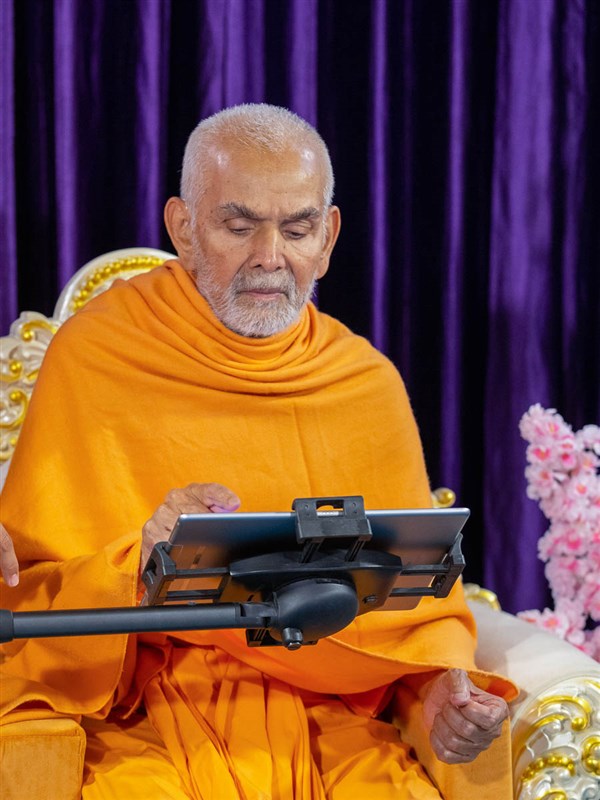 Swamishri remotely performs abhishek of the Dholka Mandir murtis