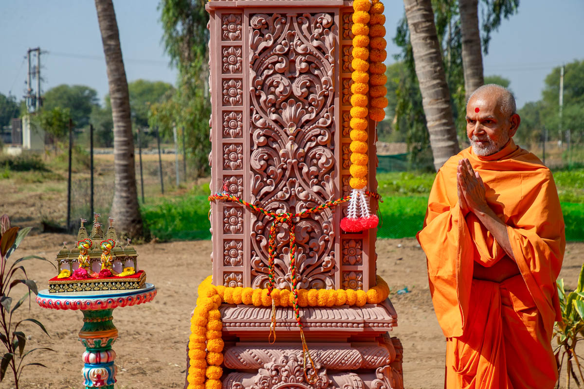 Swamishri with the sanctified pillar