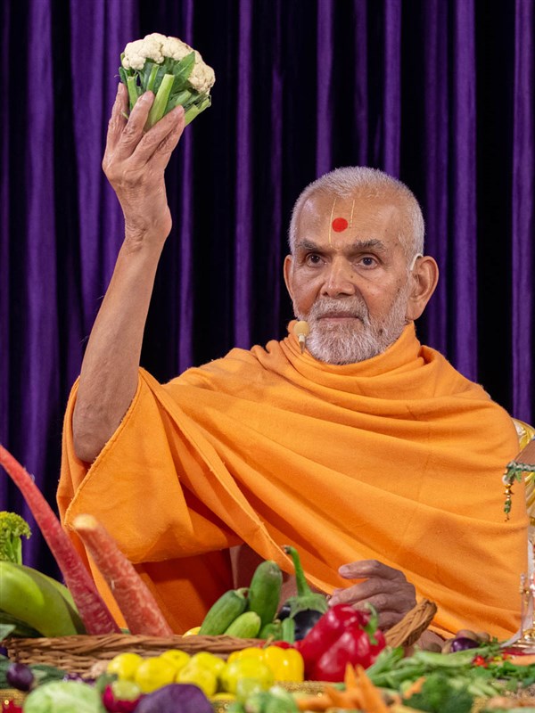 Swamishri sanctifies a cauliflower