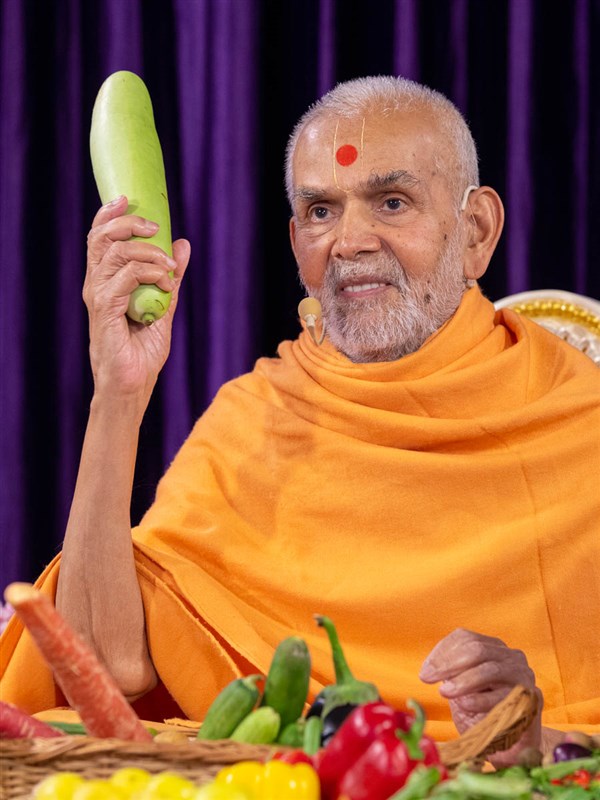 Swamishri sanctifies a bottle gourd (dudhi)