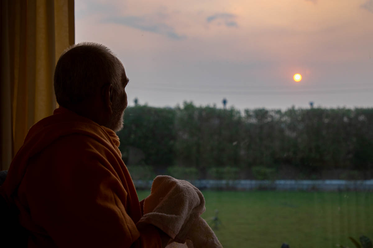 Swamishri observes the sunrise