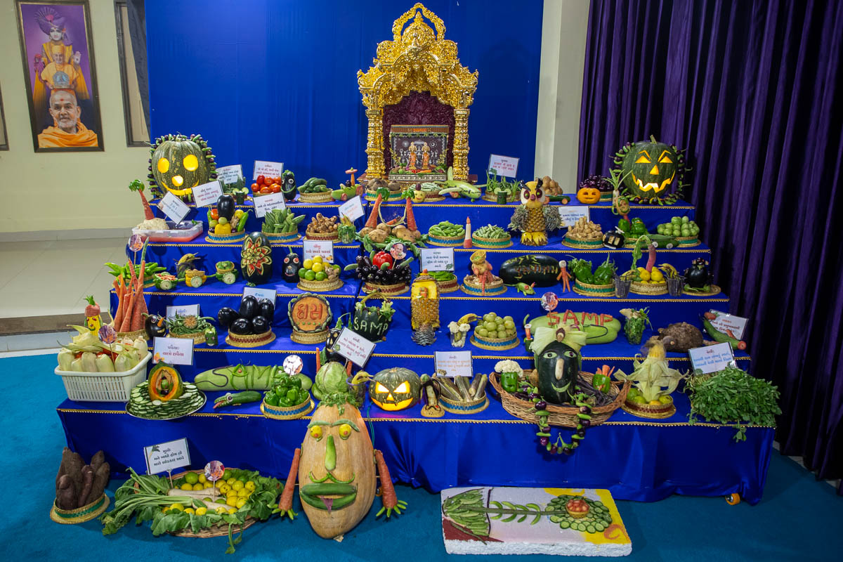 Annakut of fruits and vegetables (Haatadi) offered to Shri Harikrishna Maharaj and Shri Gunatitanand Swami