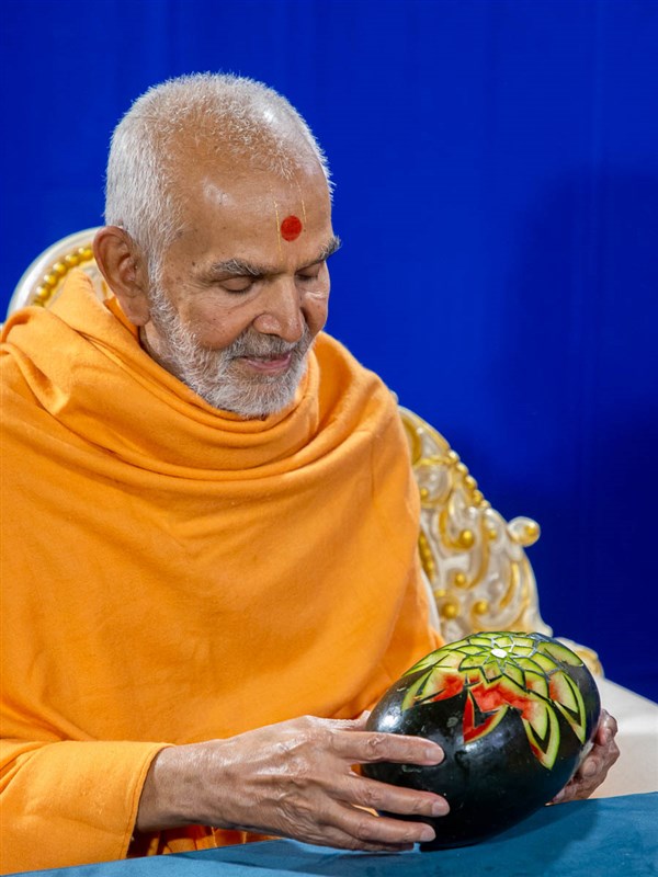 Swamishri observes the fruit and vegetable decorations