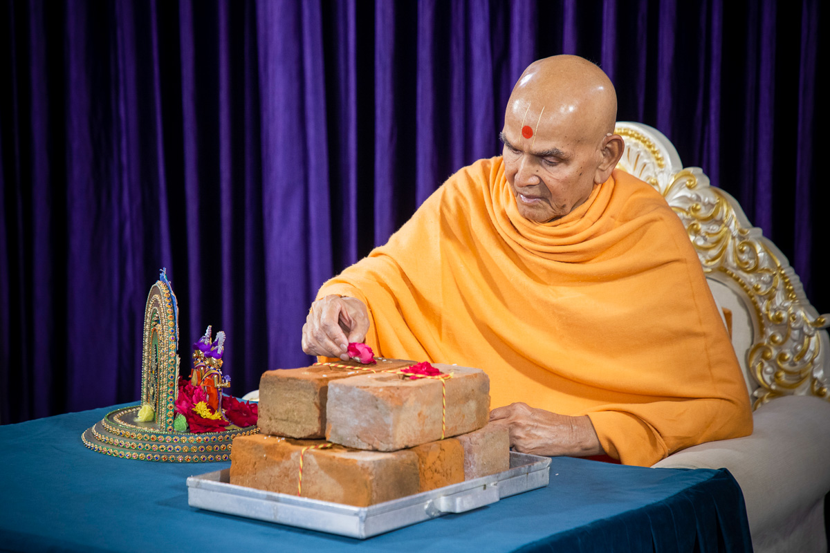 Swamishri sanctifies bricks for the Shri Ram Mandir in Chansad