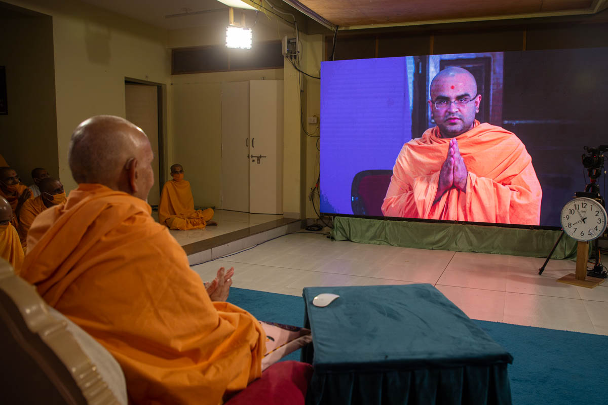 Swamishri blesses Aksharanand Swami