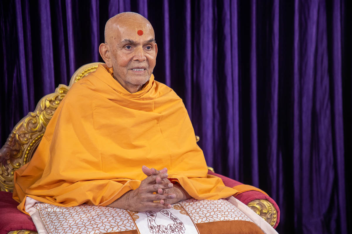 Swamishri in conversation with sadhus from Sarangpur Mandir via video conference