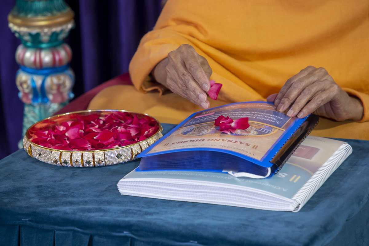 Swamishri inaugurates Satsang Diksha scripture transcribed into Braille (Australia version)