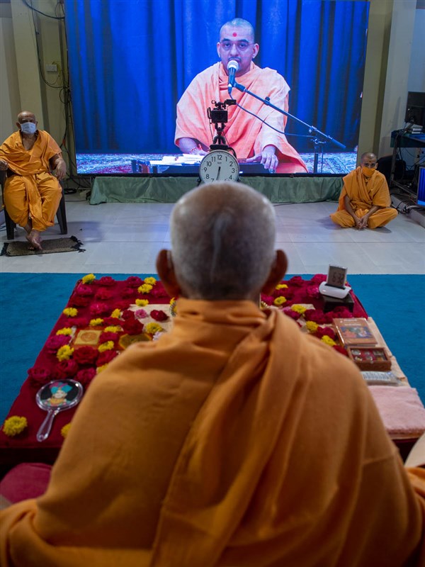 Gunsagar Swami sings a kirtan via video conference from Toronto Mandir
