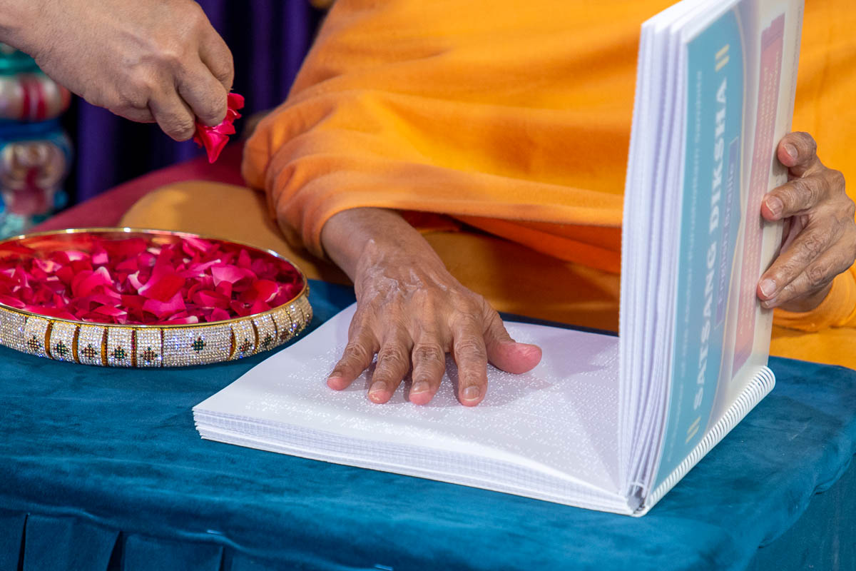 Swamishri sanctifies Satsang Diksha scripture transcribed into Braille