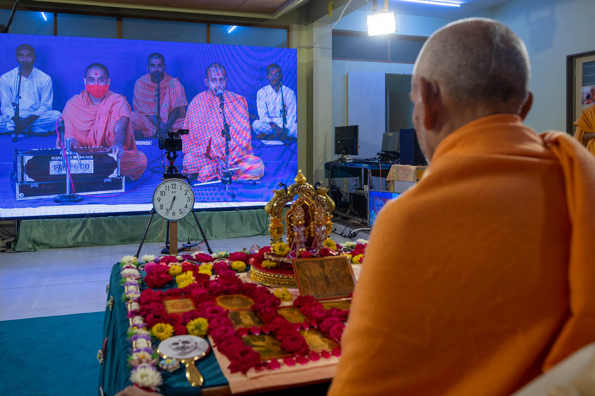 Sadhus sing kirtans via video conference from Sarangpur Mandir