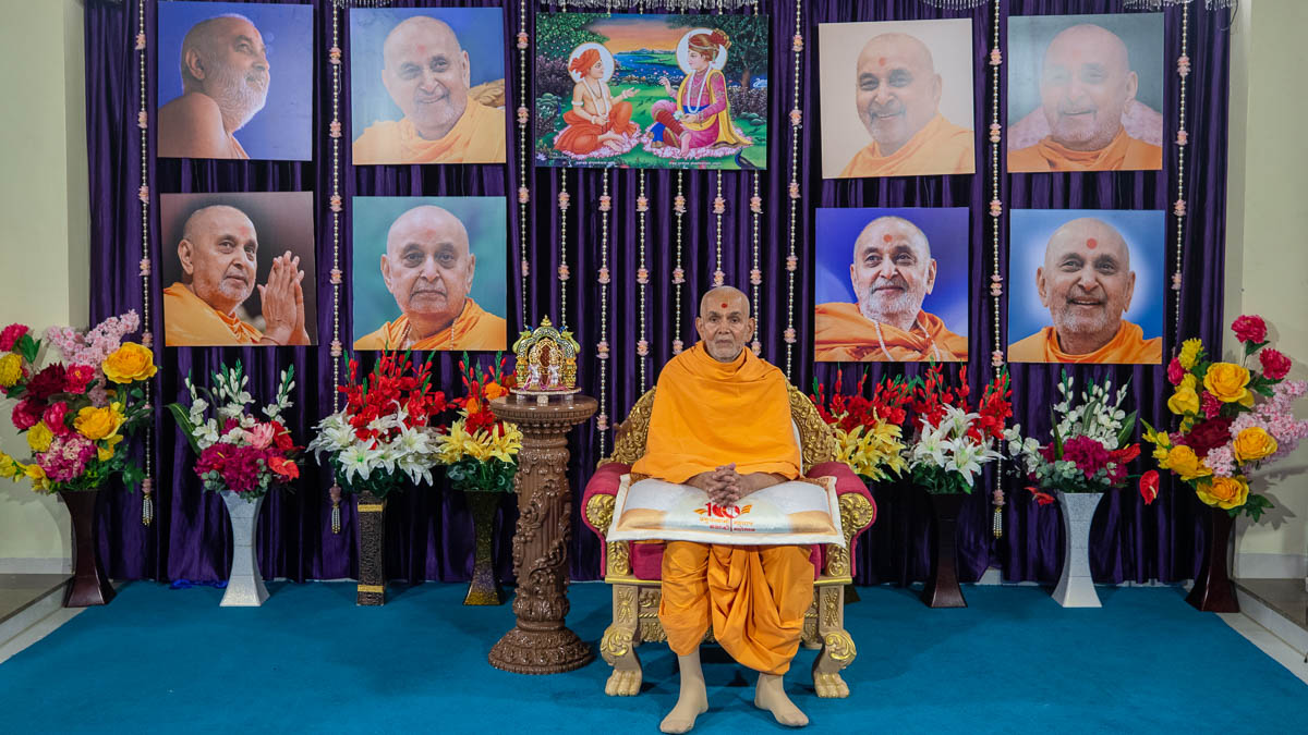 Swamishri during the evening Pramukh Parva assembly