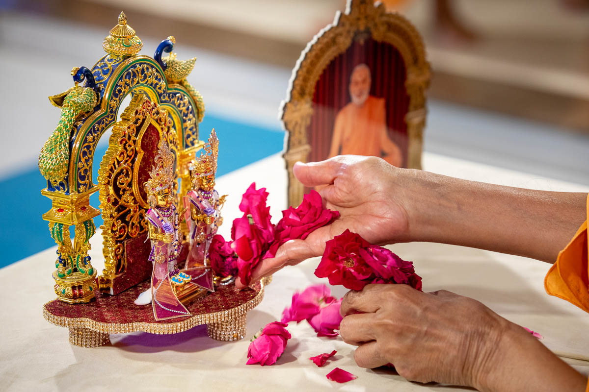 Swamishri offers mantra-pushpanjali to Shri Harikrishna Maharaj and Shri Gunatitanand Swami