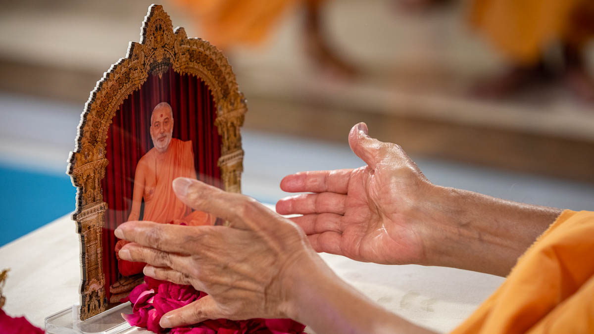 Swamishri offers mantra-pushpanjali to Brahmaswarup Pramukh Swami Maharaj