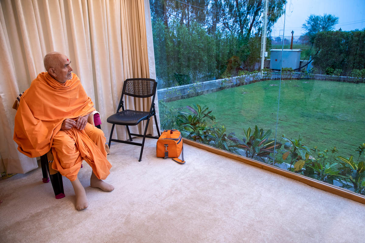 Swamishri observes the greenery in Shantivan 